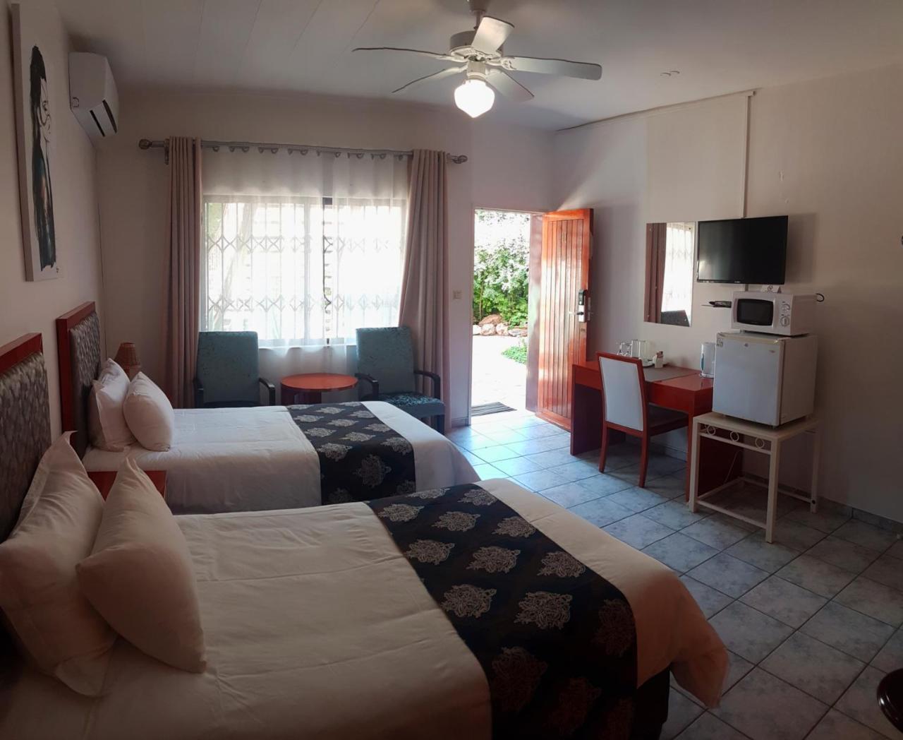 Hotel Pension Steiner Windhoek Esterno foto