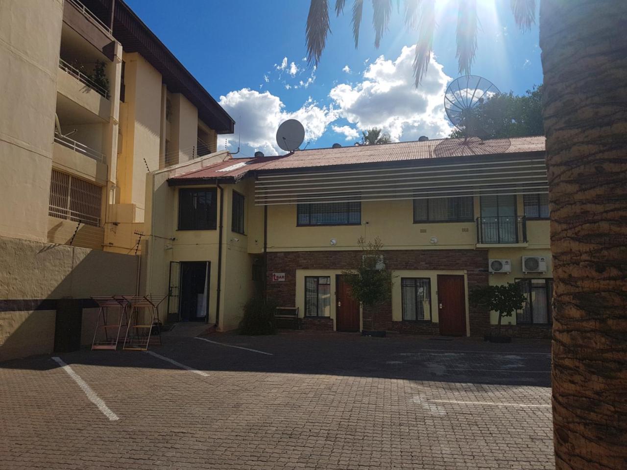 Hotel Pension Steiner Windhoek Esterno foto