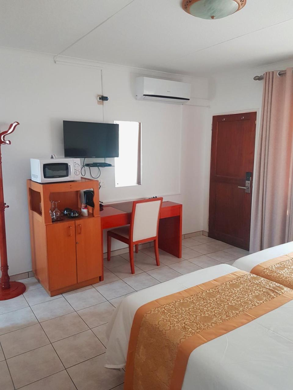 Hotel Pension Steiner Windhoek Esterno foto