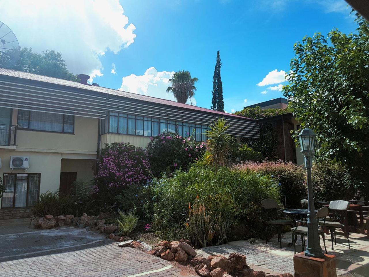 Hotel Pension Steiner Windhoek Esterno foto