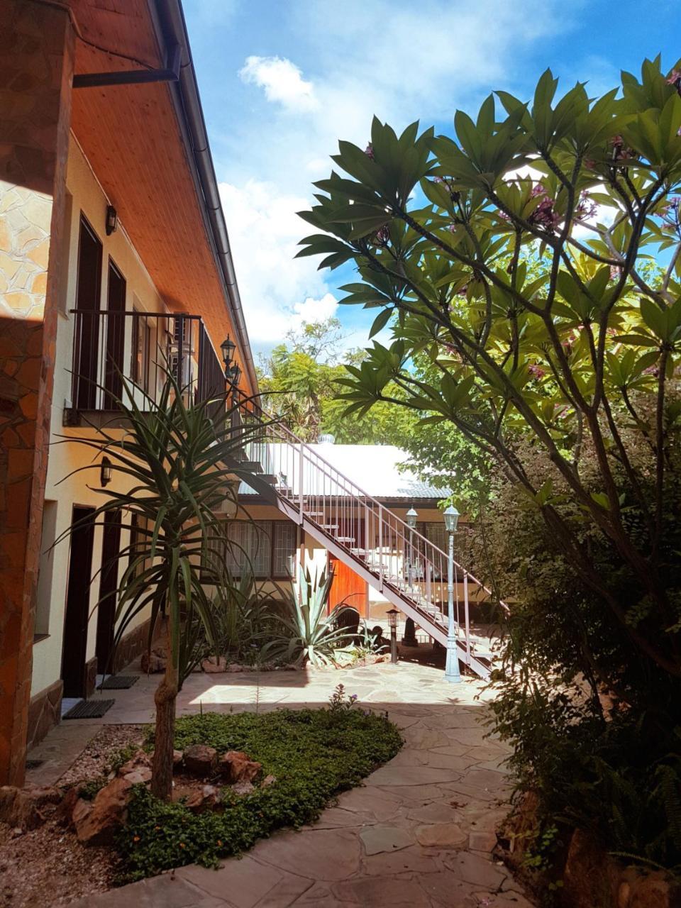 Hotel Pension Steiner Windhoek Esterno foto