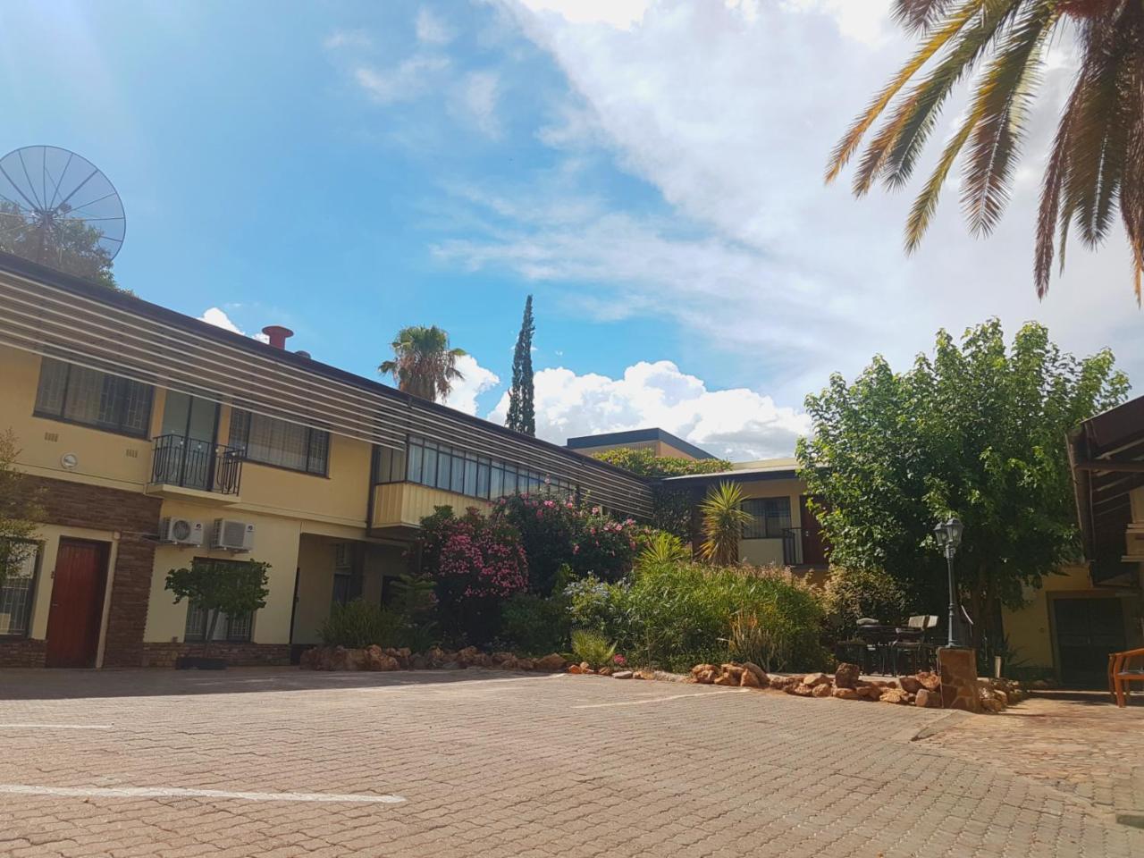 Hotel Pension Steiner Windhoek Esterno foto